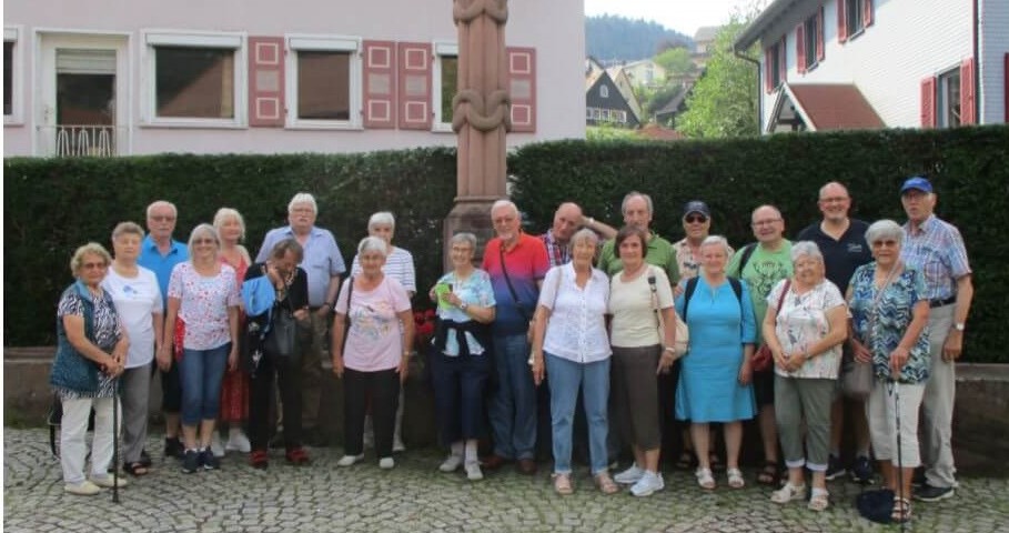 2024_Rentnerband_vor_dem_Mosesbrunnen_in_Forbach (1)